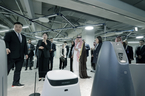 29일 네이버 1784를 방문한 마지드 알 카사비 사우디아라비아 상무부 장관이 네이버랩스의 로봇들을 살펴보고 있다. 네이버 제공